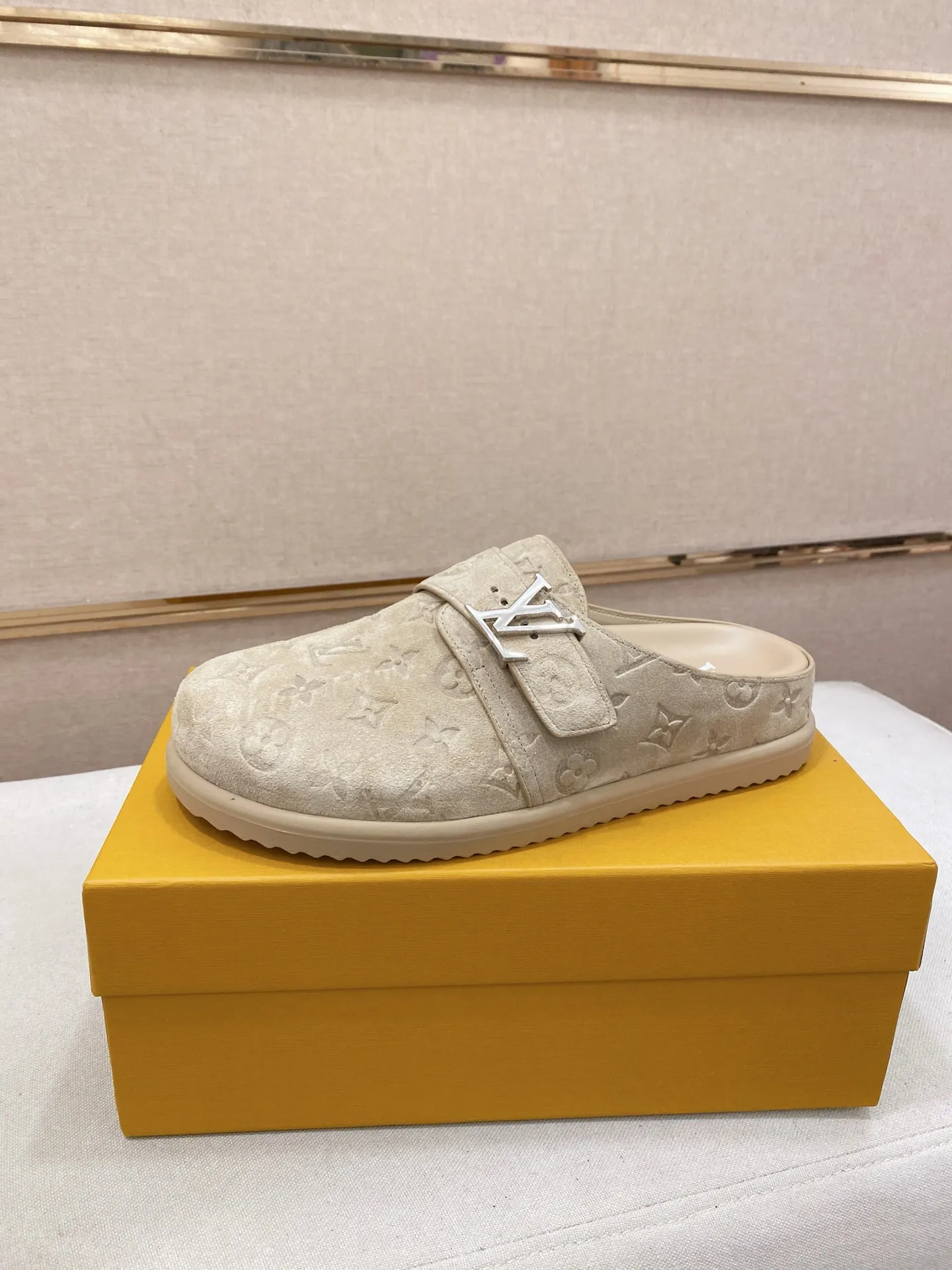 Men's shoes💰: 220💰38-45, LV Easy 2025 new men's casual sandals and slippers, made of suede cow leather, with Monogram pattern to highlight the trendy style. Adjustable straps illuminated with LV letters, while a resilient insole and micro outsole provide lightweight comfort. Made of suede cow leather with embossed Monogram pattern and brand element metal hardware✅Adjustable straps➕Tough insole‼ ️Micro outsole. Comfortable and easy to wear‼ ️